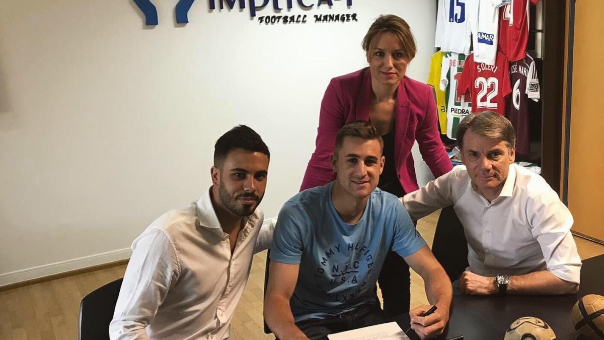 Iván Barbero y el equipo de Implica-T firmando contrato.