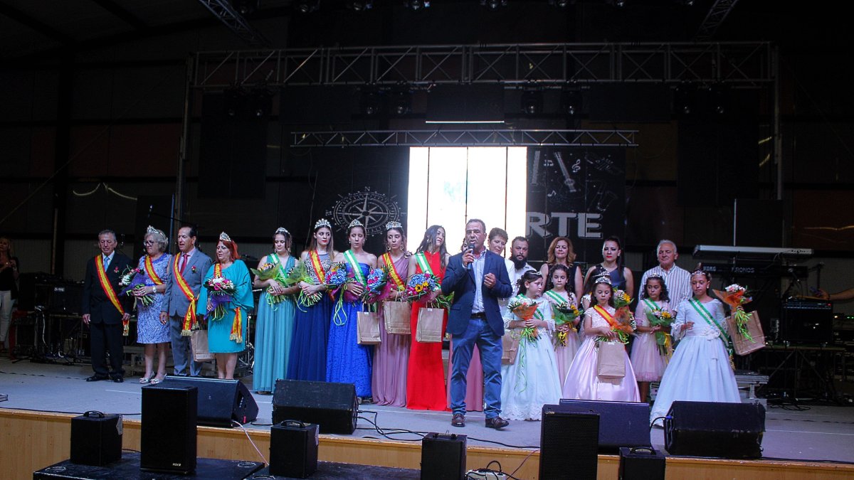 El alcalde de La Mojonera y su equipo de Gobierno con la Reina de las Fiestas, sus Damas y el matrimonio homenajeado.