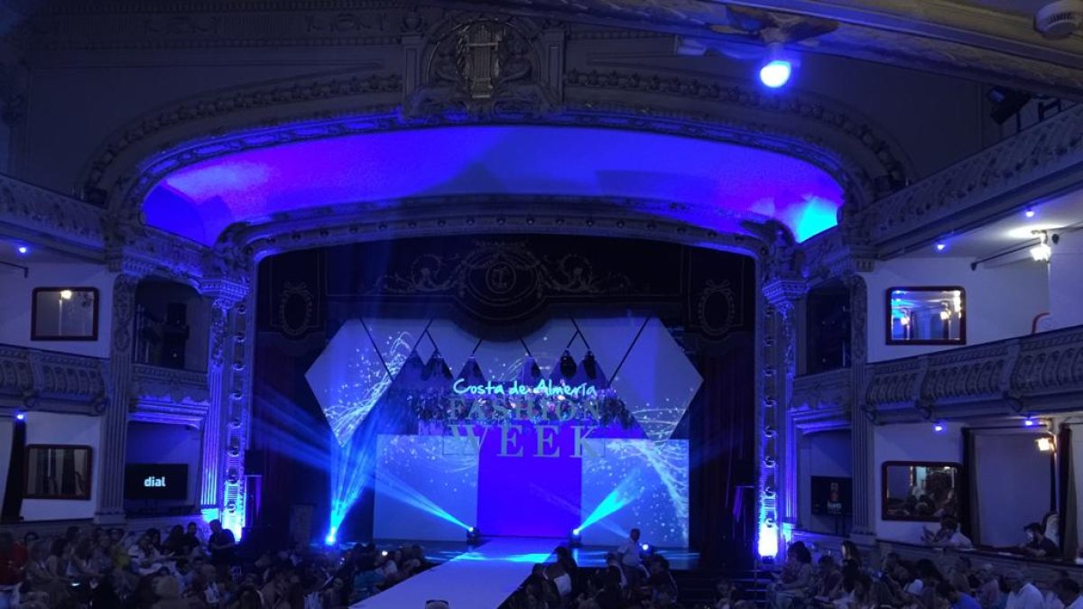 El Teatro Cervantes, convertido en una pasarela de moda.