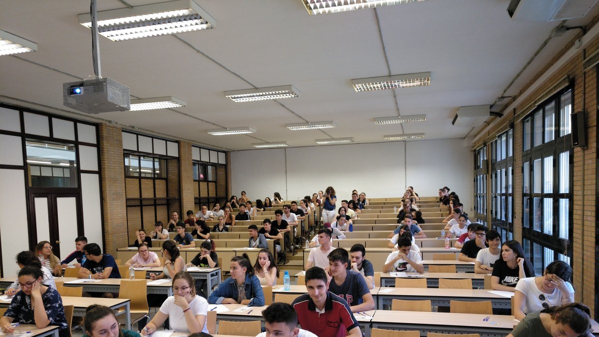 Estudiantes en la UAL en la prueba de Selectividad.