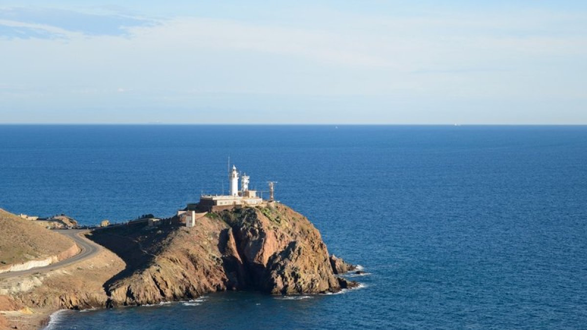 Faro de Cabo de Gata, situado en la esquina sureste de la península.
