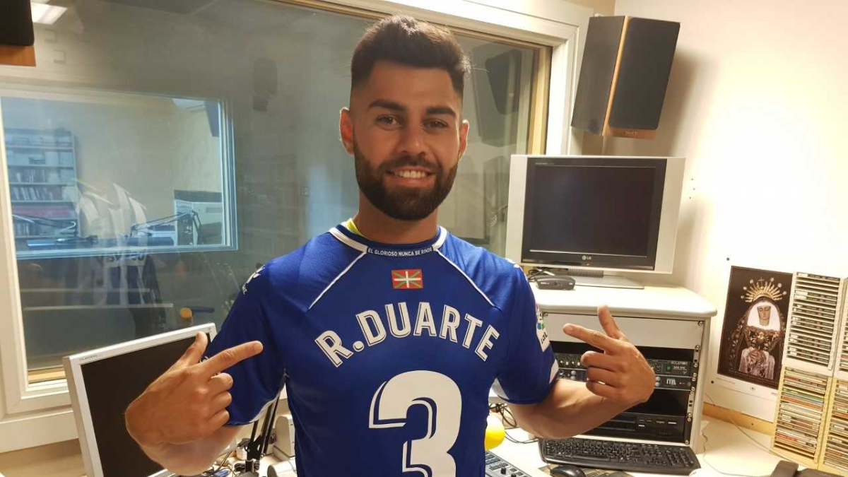 El jugador del Alavés en los estudios de la Cadena SER.