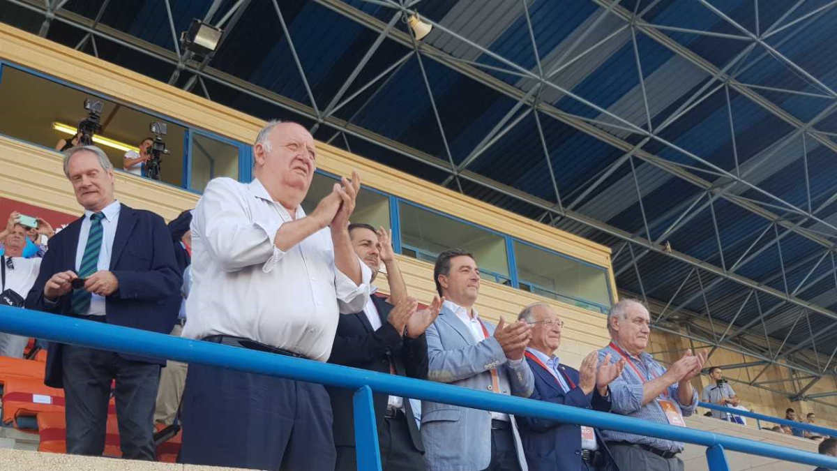 El palco del Antonio Peroles con Gabriel Amat, Martín Doblado y representantes de los clubes.