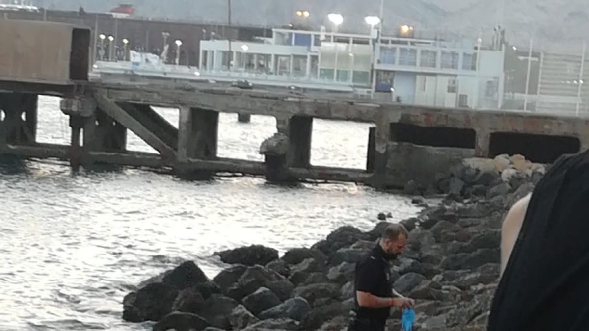 Un Policía Nacional aguarda la llegada del juez junto al cadáver.