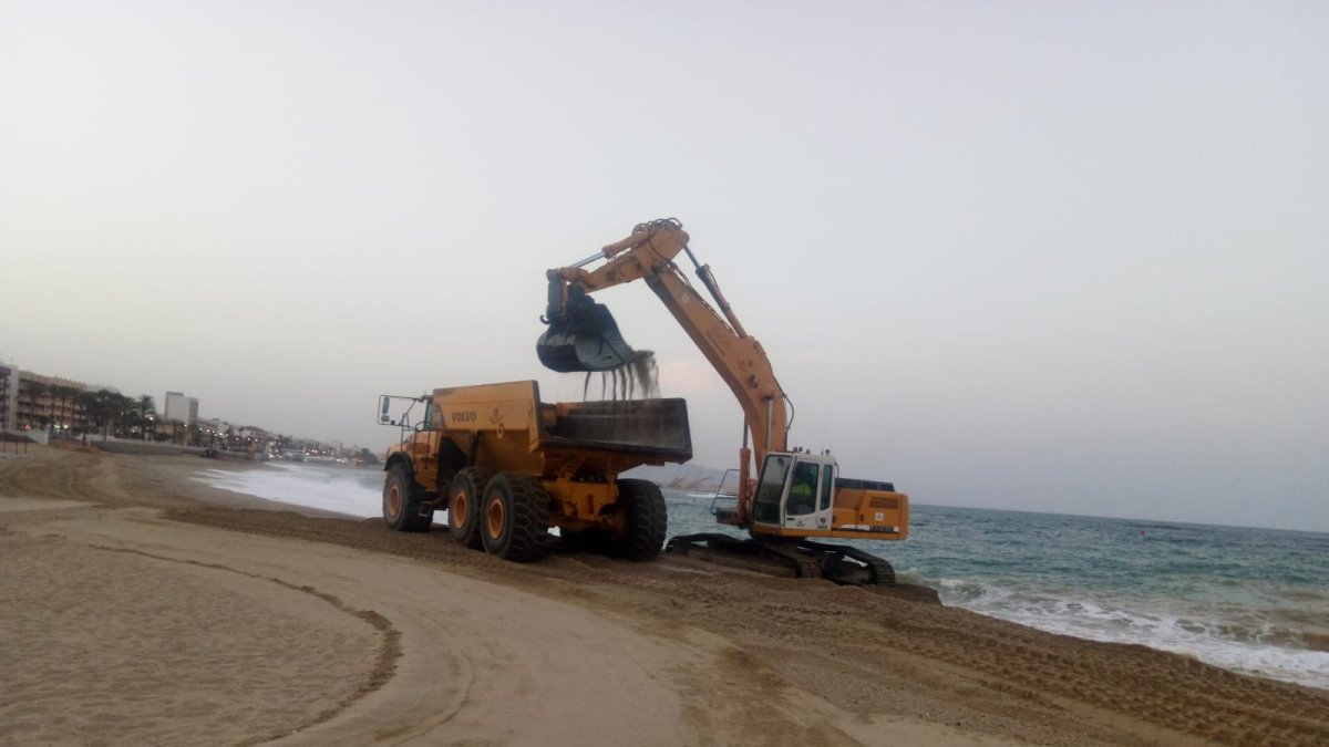 Las máquinas han trabajado durante dos días en la playa de Garrucha.