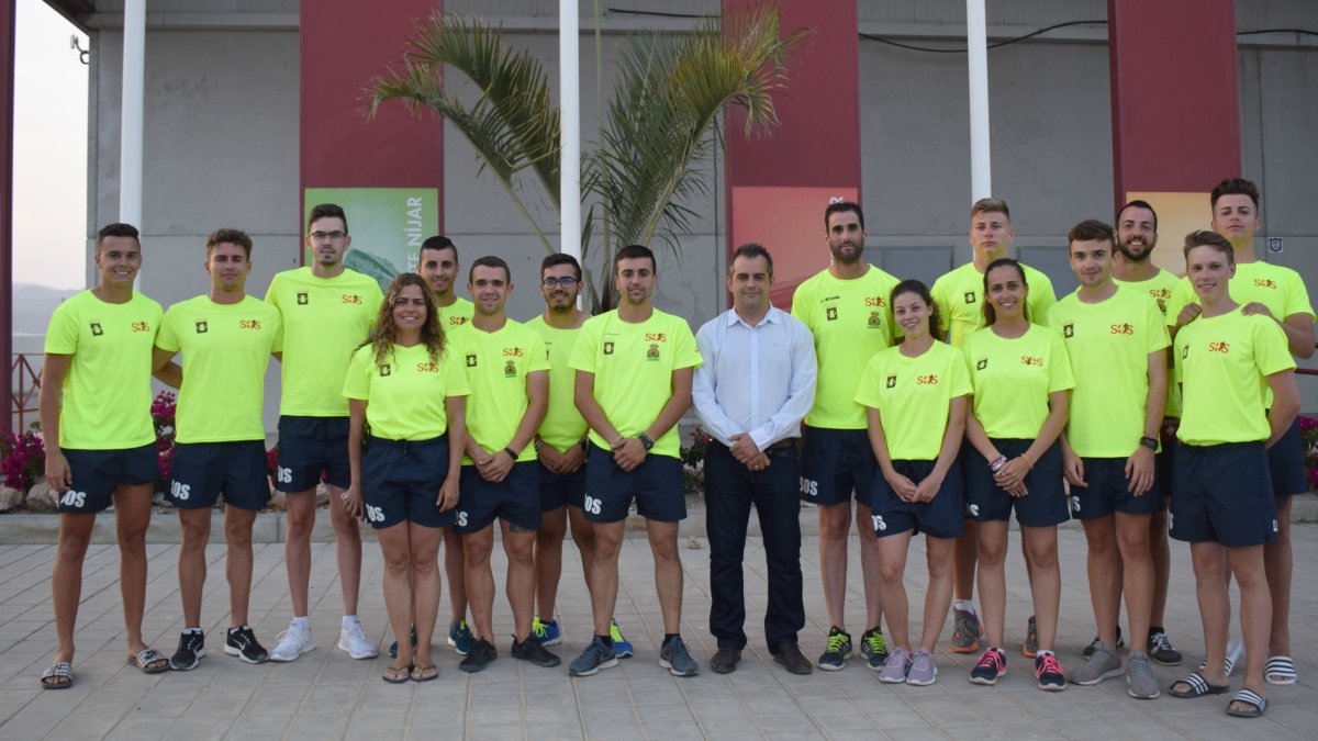 El concejal de Seguridad junto a parte de los socorristas que trabajarán este verano en el municipio.