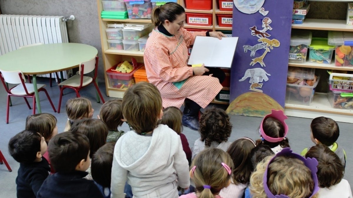 Alumnos de Educación Infantil prestan atención a las explicaciones de su maestra.