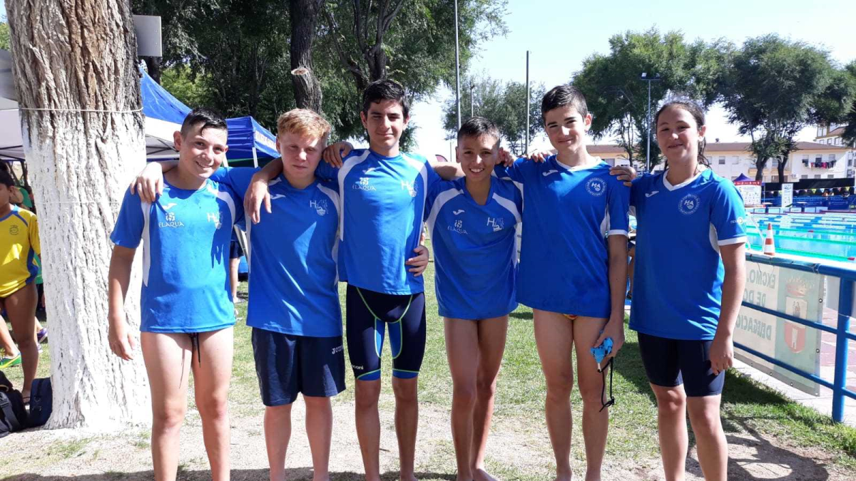 Los nadadores ejidenses posan tras la competición.