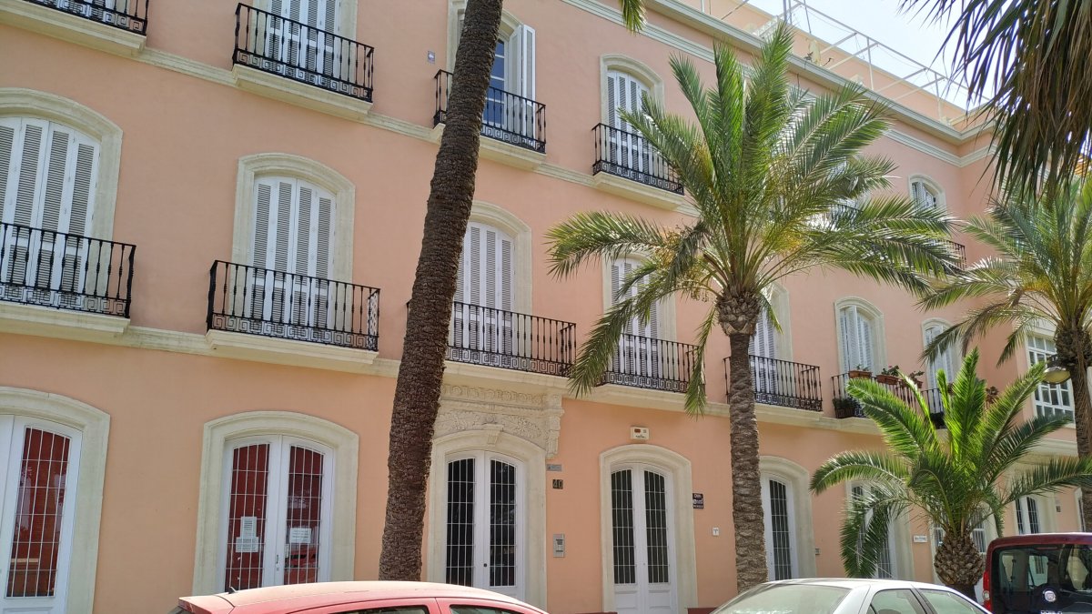 Fachada del local en el que se pondrá en marcha la sede de Correos