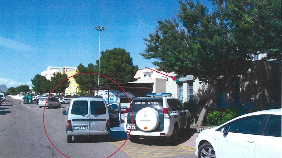 El coche del fallecido, en el asiento del copiloto, estacionado en el centro de salud de Benahadux
