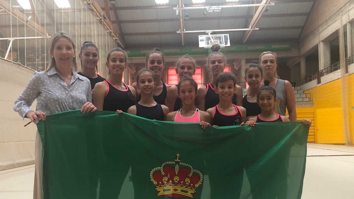 Las gimnastas con la concejala de Deportes María José Martín.