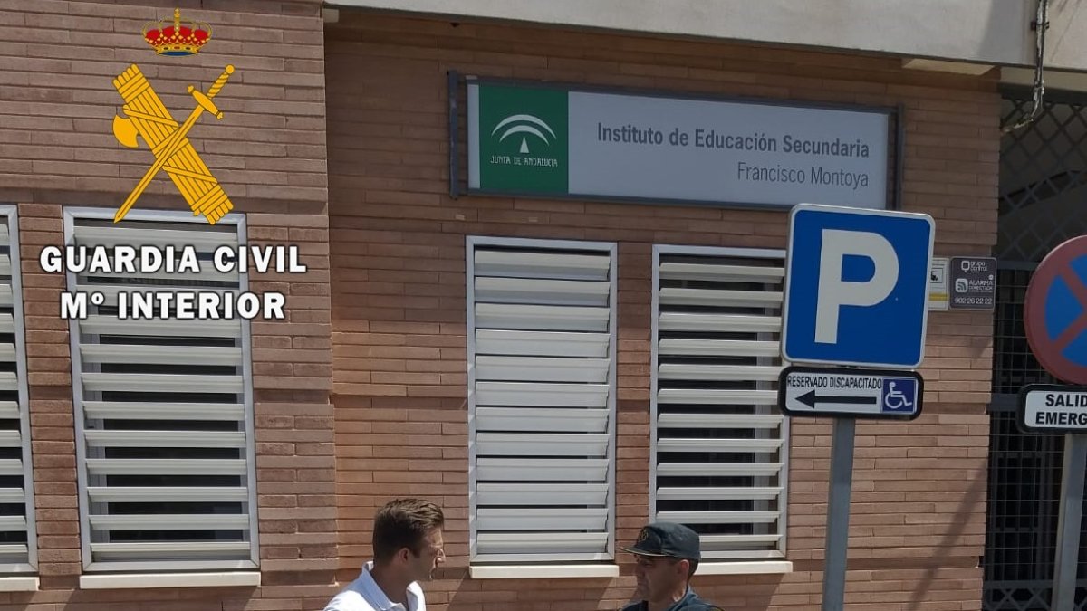 Encuentro a las puertas del IES / Dirección general de la Guardia Civil