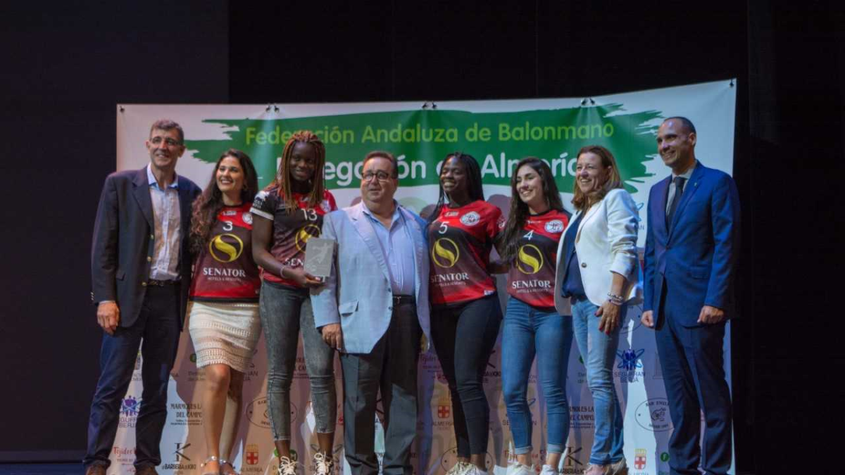 El equipo roquetero recibiendo el premios junto al concejal José Juan Rubí.