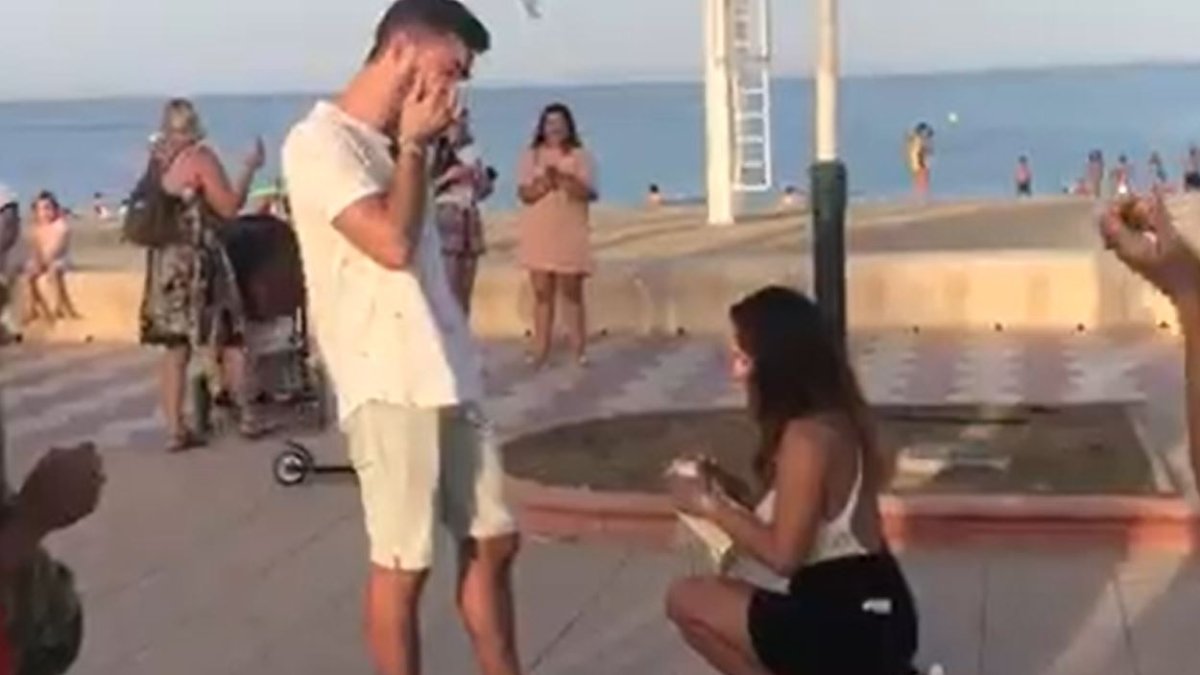 La joven pide su mano al muchacho