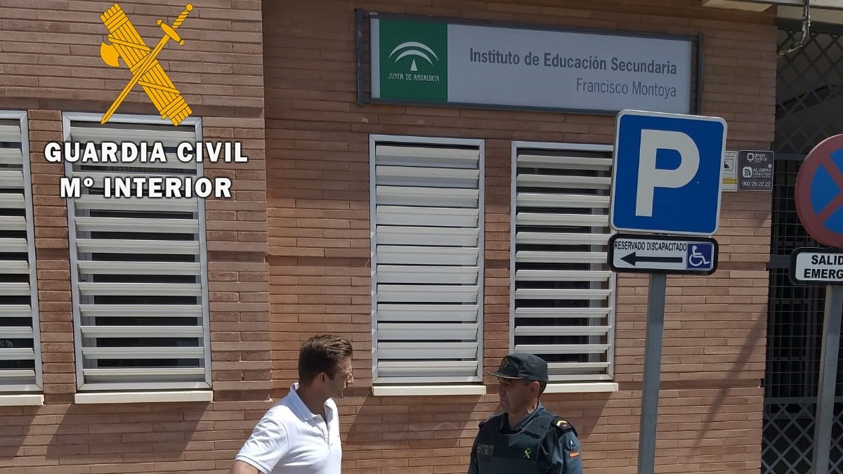El director del centro y un agente de la Guardia Civil a las puertas del centro.