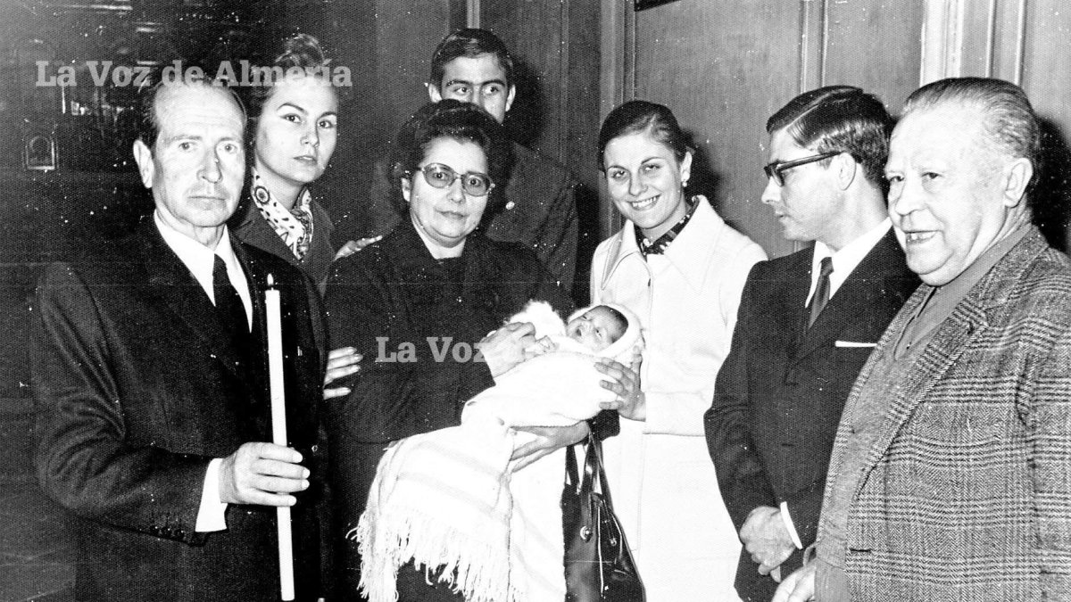 Don perfecto con su característica chaqueta de cuadros que era como su uniforme de sacristán.