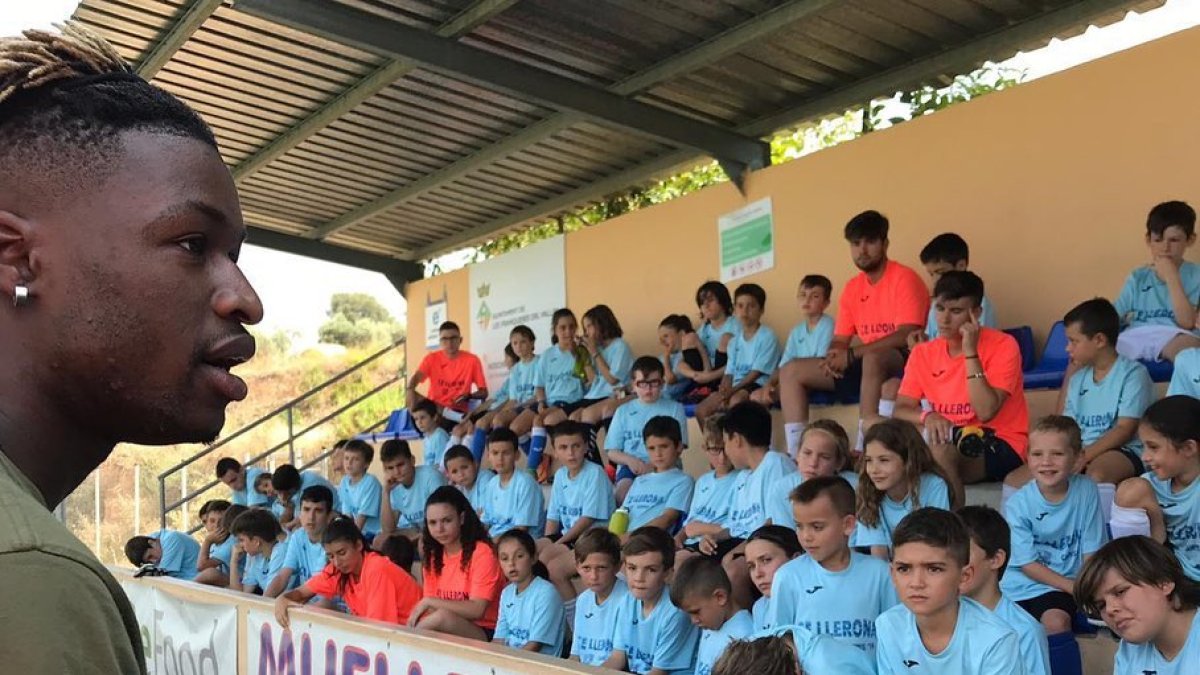 Sekou Gassama con los futbolistas del Llerona.