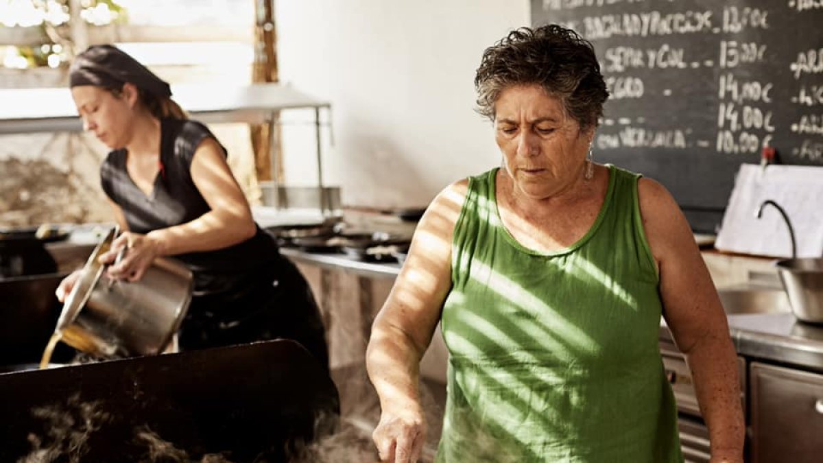 María Salinas, la matrona del Aku-Aku, removiendo unos arroces.