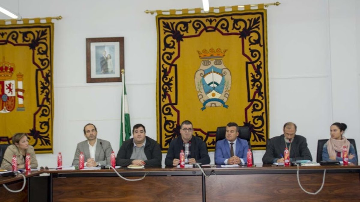 El alcalde José Luis Amérigo (segundo por la izquierda) y el edil de Gicar Salvador Hernández (tercero por la derecha).