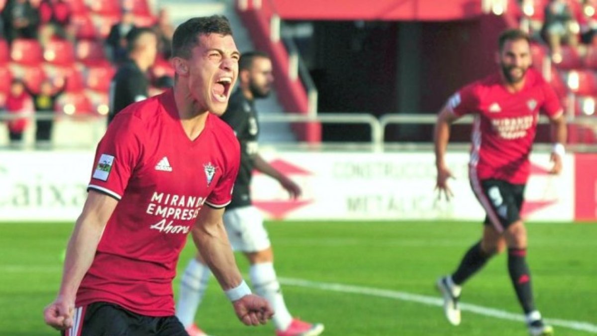 Yanis Rahmani celebrando un gol con el Mirandés.