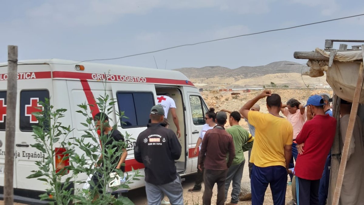 Cruz Roja reparte alimentos a personas en situación crítica.