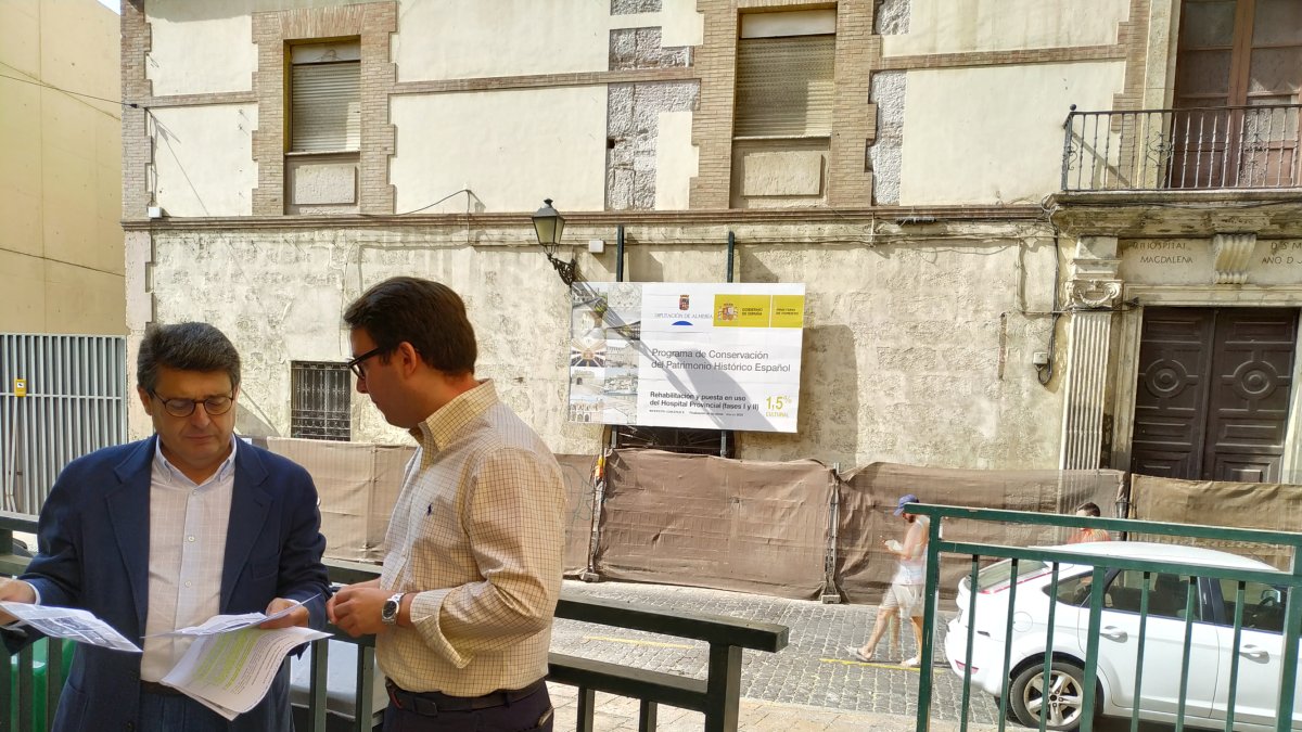 Juan José Matarí y Fernando Giménez ante el Hospital Provincial