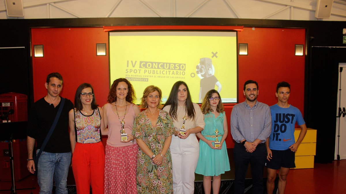 Ganadores del Concurso de Spot Publicitario Día Internacional contra el abuso y el tráfico ilícito de drogas y concejales.
