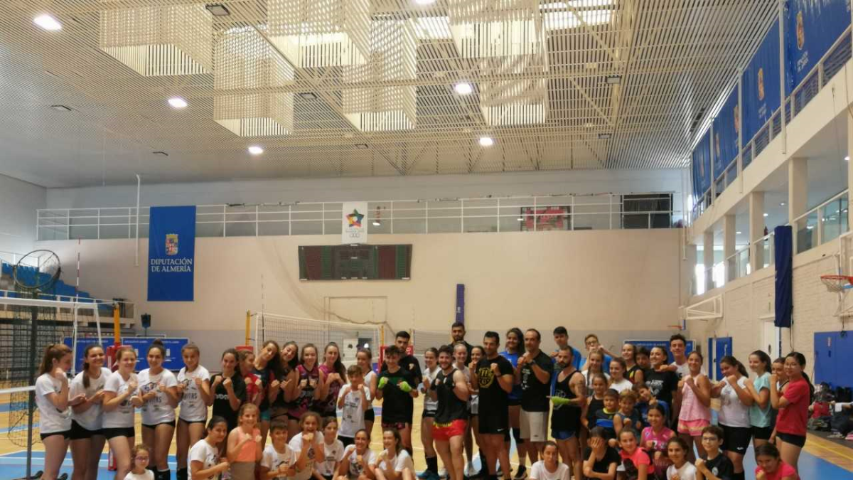 Los alumnos con sus diplomas.