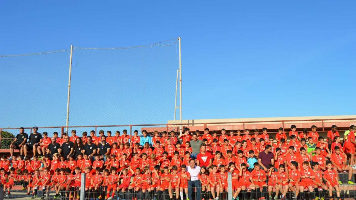 Los alumnos de la Escuela EDA posan con sus profesores e invitados.