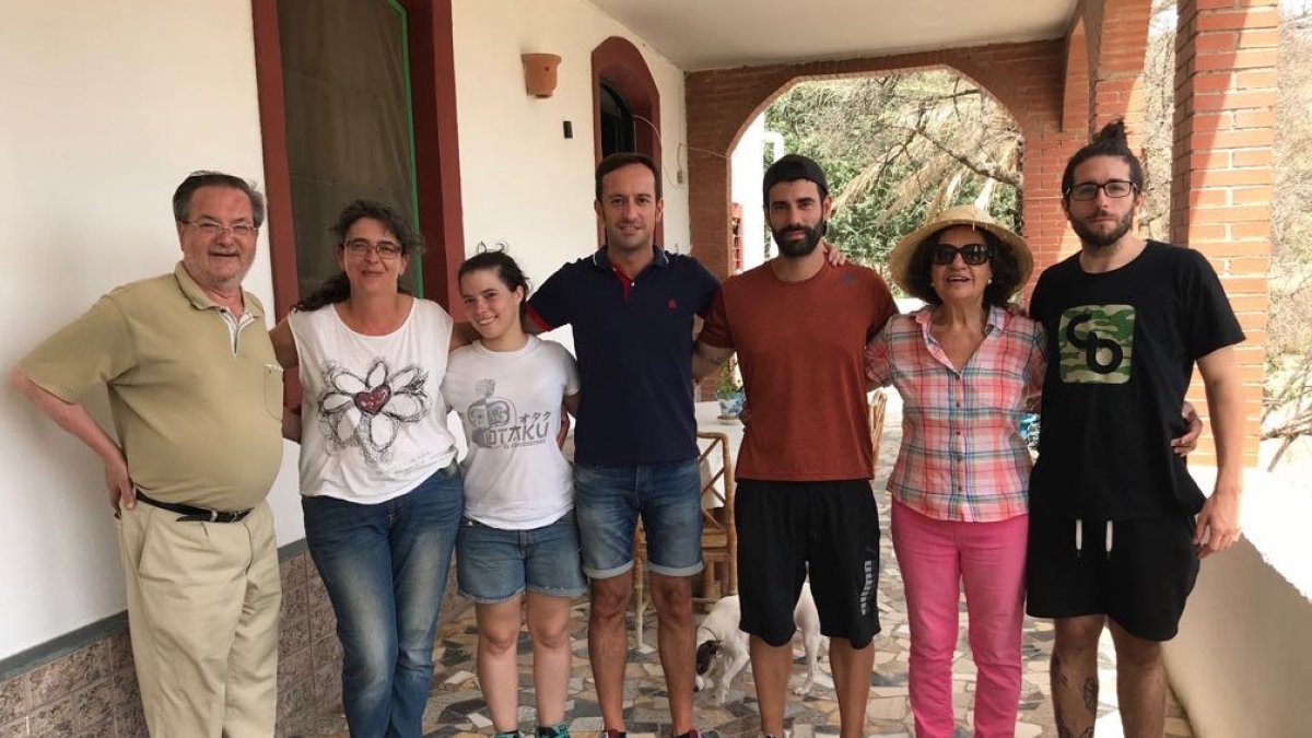 el equipo del documental junto al historiador Antonio Sevillano y Kina Jiménez, propietaria del cortijo donde se fraguó el crimen.