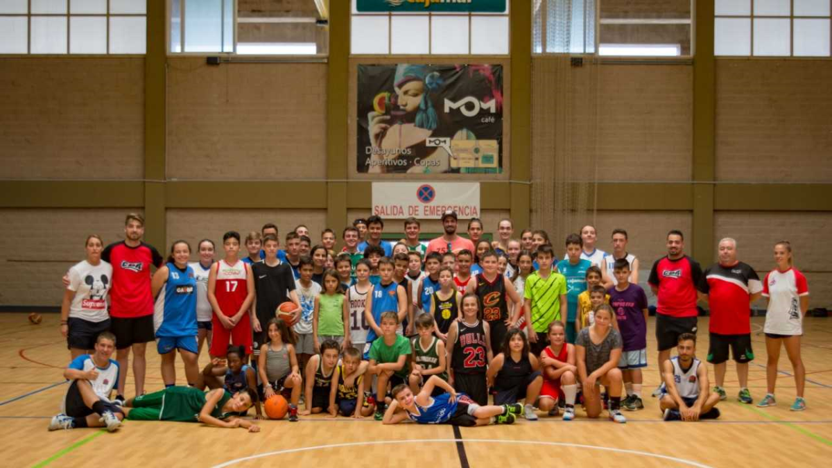 Los alumnos con sus profesores en la pista.