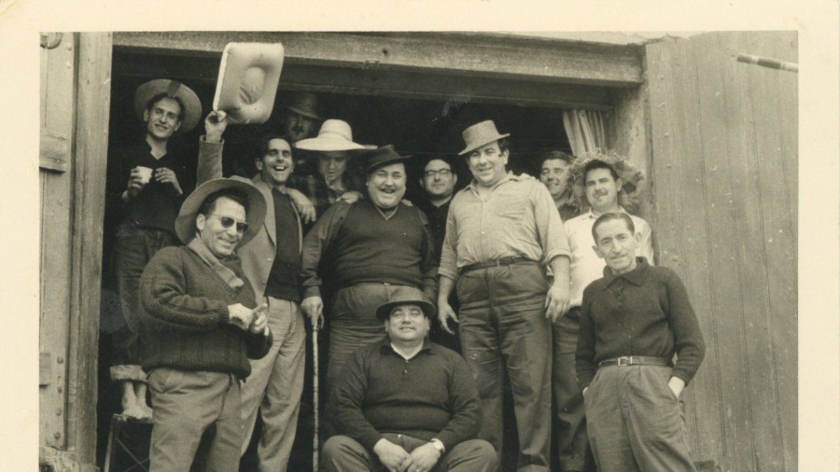 Alhameños en la puerta de una carnicería del barrio de La Marina en Orán