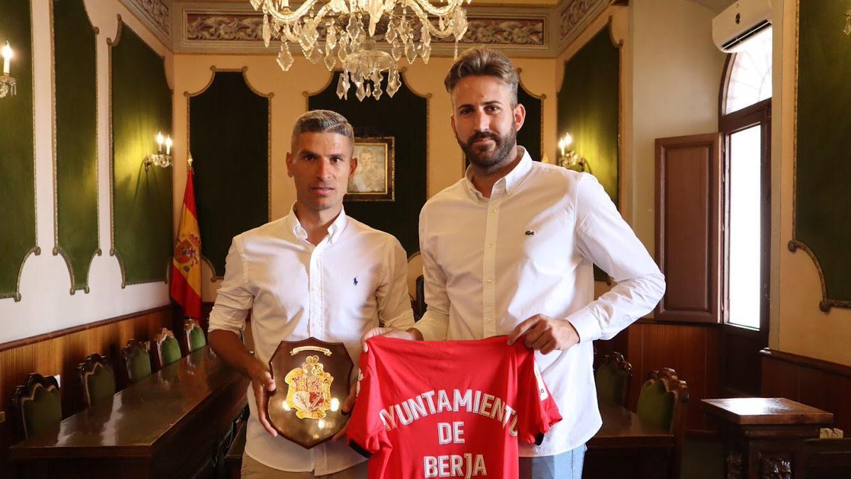 Una camiseta del Real Mallorca para el Ayuntamiento de Berja.
