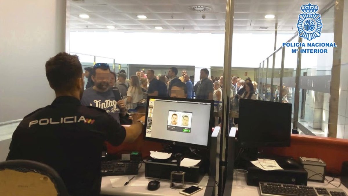 Un puesto de control de pasajeros en el aeropuerto de la Policía Nacional.