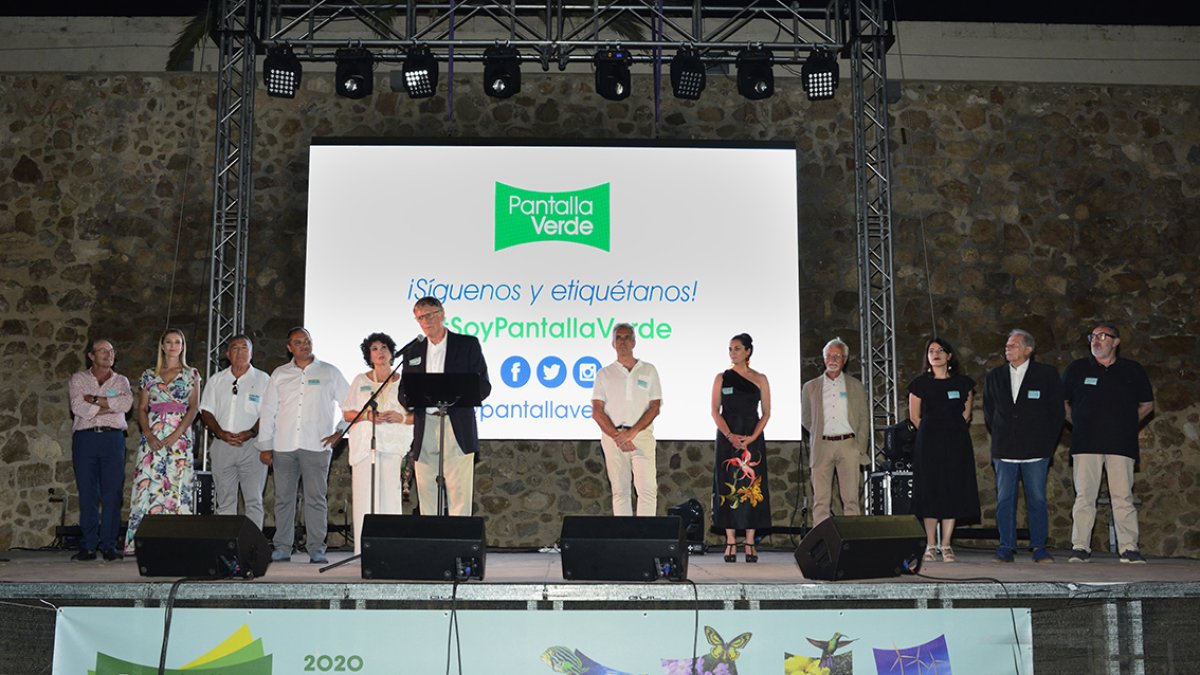 peter beale interviniendo en el Castillo de San Andrés, acompañado por el equipo.