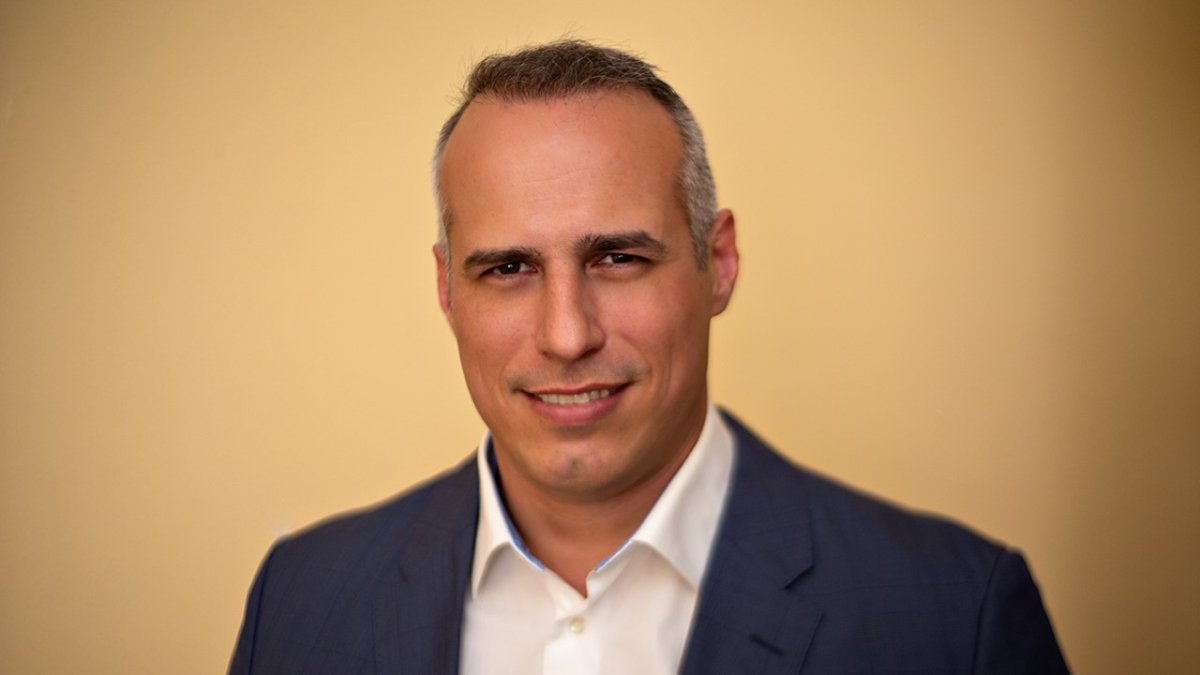 El doctor Guillermo Ford atiende en Almería.