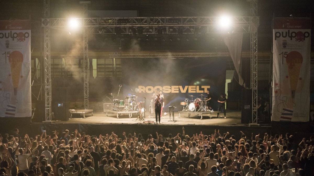 El público se vuelca con los grupos en el festival.