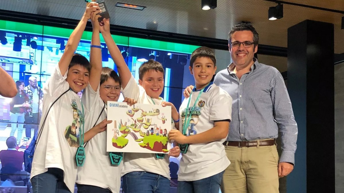 Grupo de alumnos del SEK vencedores del desafío junto a su coordinador TIC.