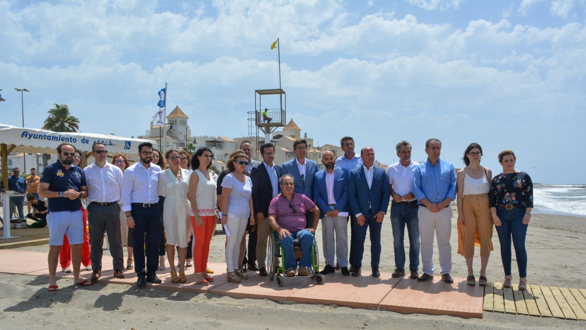 Presentación de la guía en el punto accesible de la playa de Levante de Almerimar.
