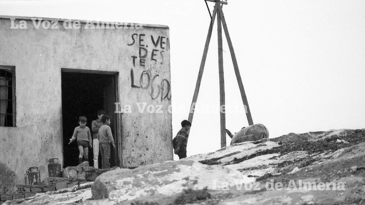 Unos niños por los cerros de la Chanca, un paraje por el que según la leyenda popular habían visto merodear a -el Lute-.