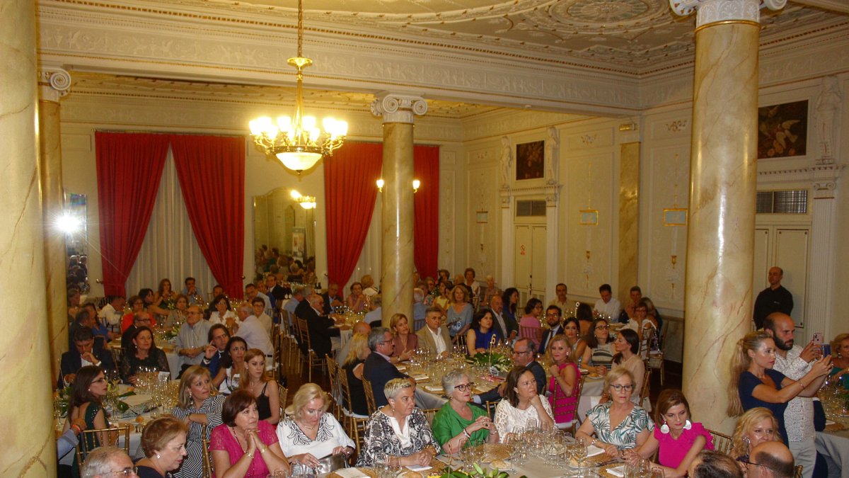 El salón noble del Círculo Mercantil acogió la anual cena-benéfica de Proyecto Hombre.