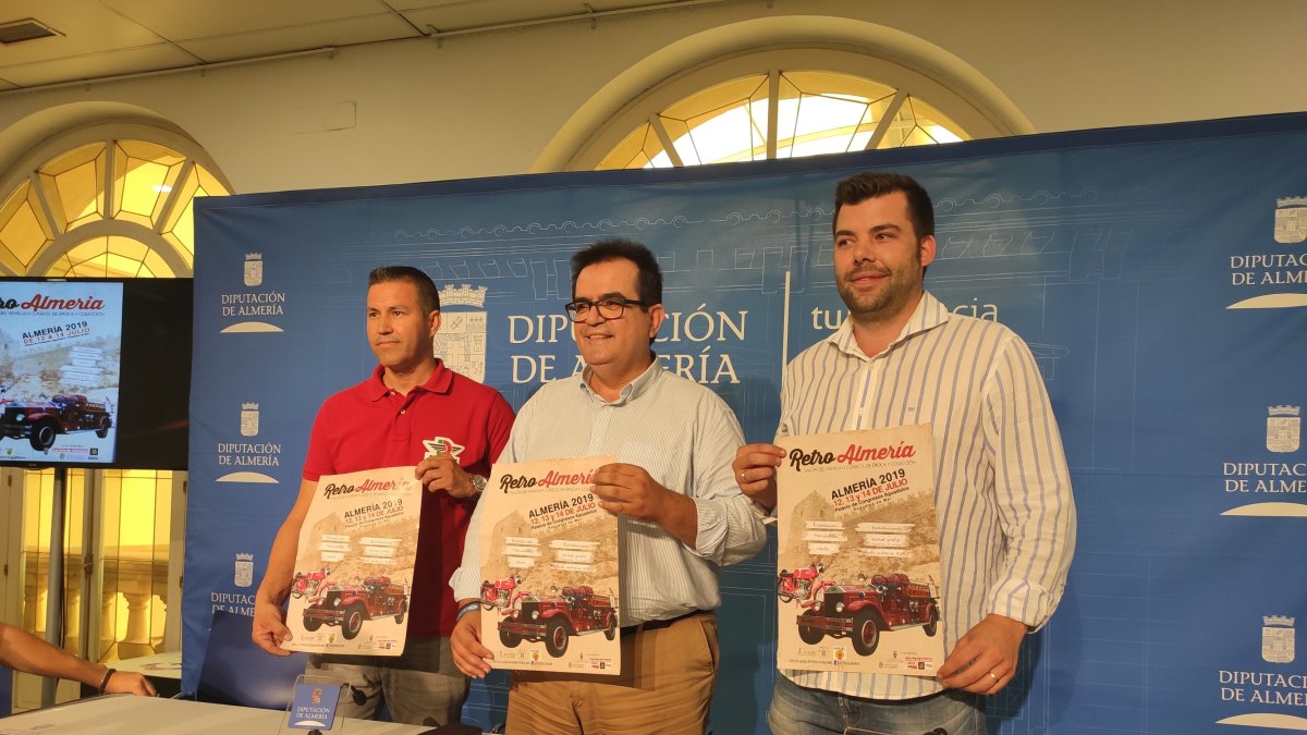 El diputado de Cultura junto a los organizadores en la presentación del evento.