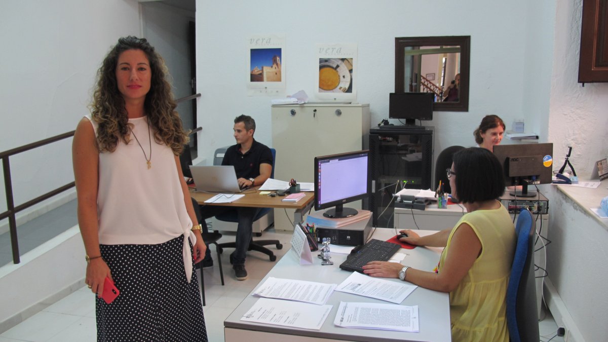 La concejal en la oficina de información municipal.