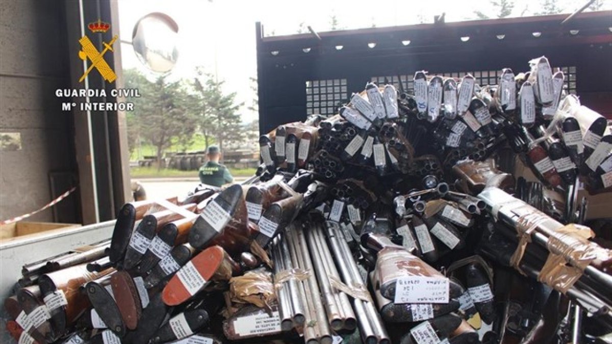 Imagen de archivo de la Guardia Civil del proceso de destrucción de armas.