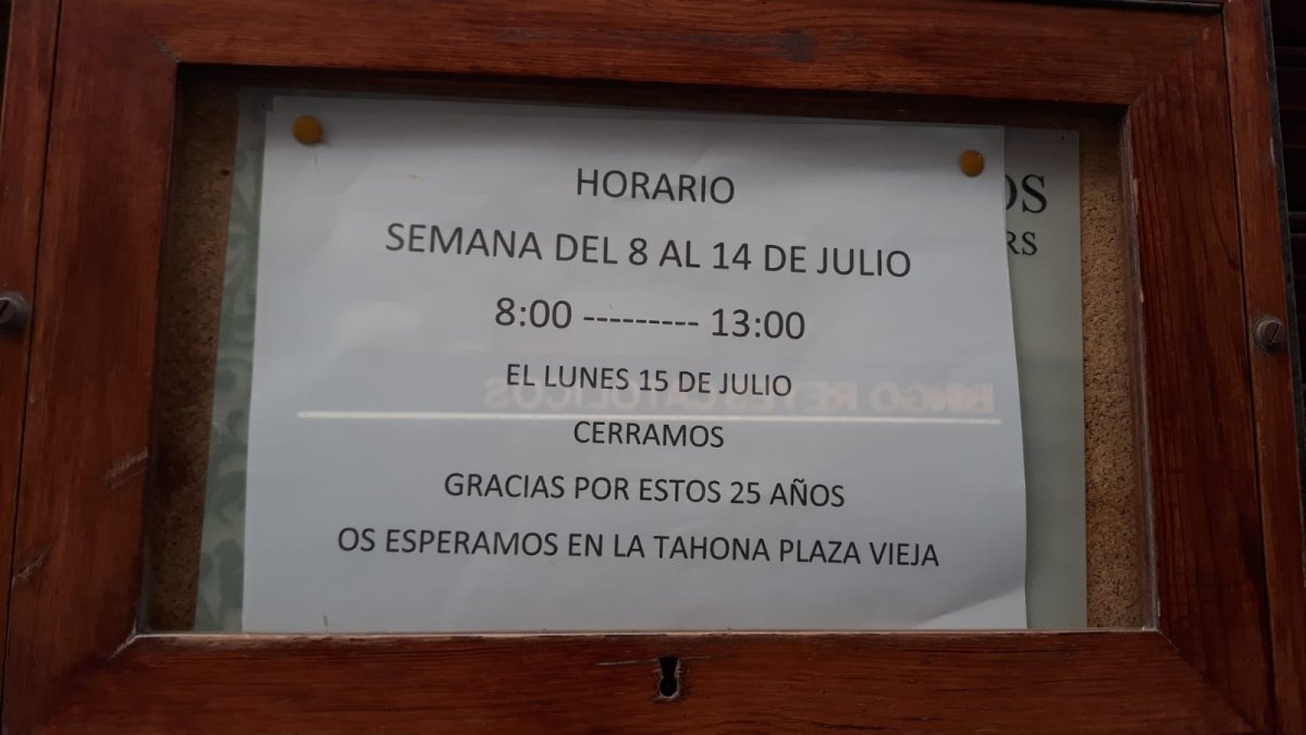 Cartel que anuncia el cierre de La Tahona.