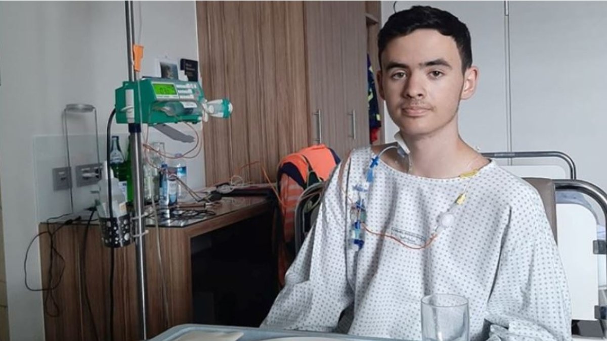 Nico, en el hospital alemán tras la operación.