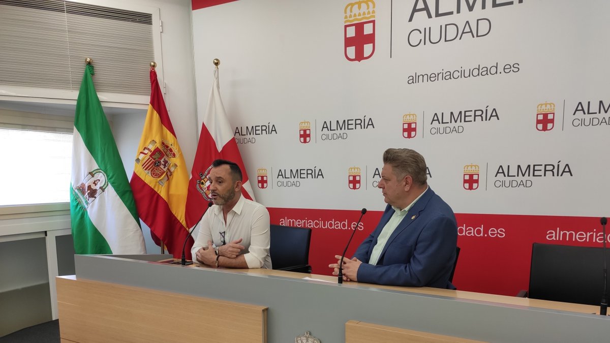 Diego Cruz, concejal de Cultura y Educación (derch) junto al organizador del evento, Tomás de María (izq).