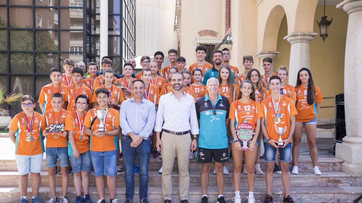 Foto de familia en el Ayuntamiento de Almería.
