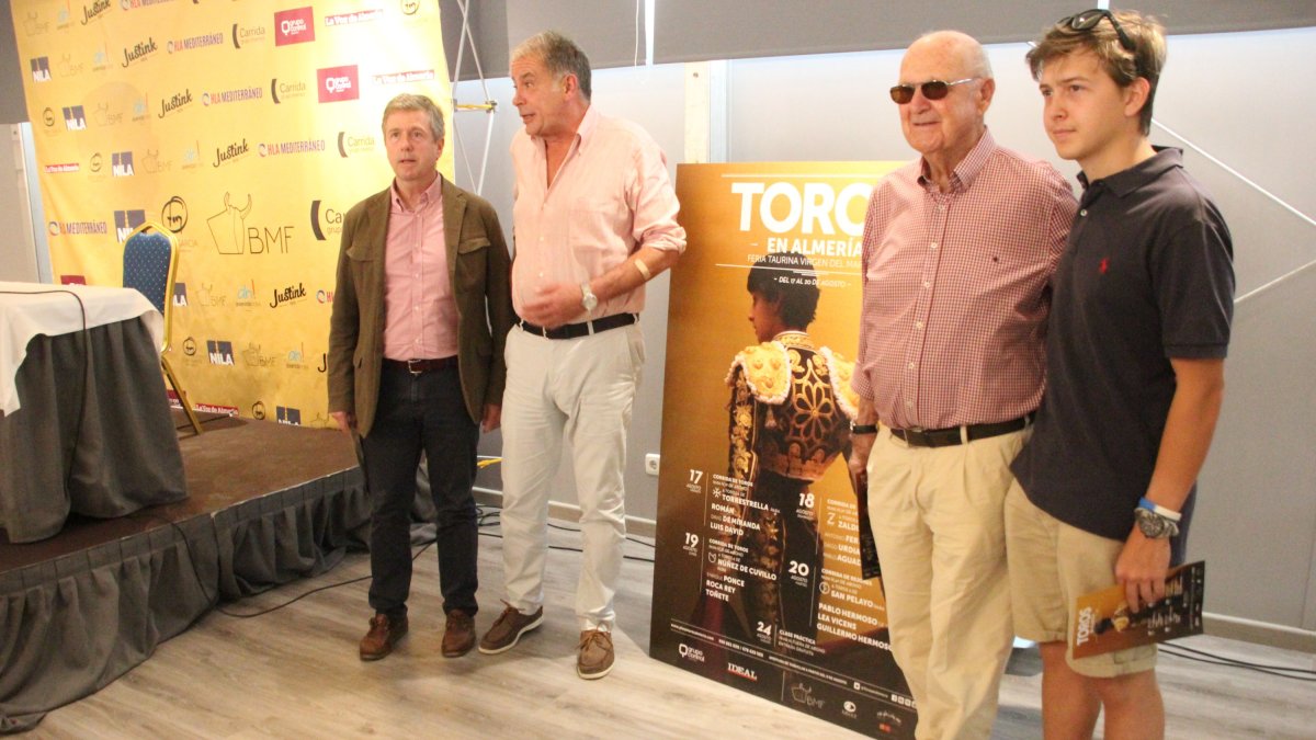 El representante de la empresa BMF, Óscar Martínez, con tres generaciones de la familia propietaria de la Plaza.