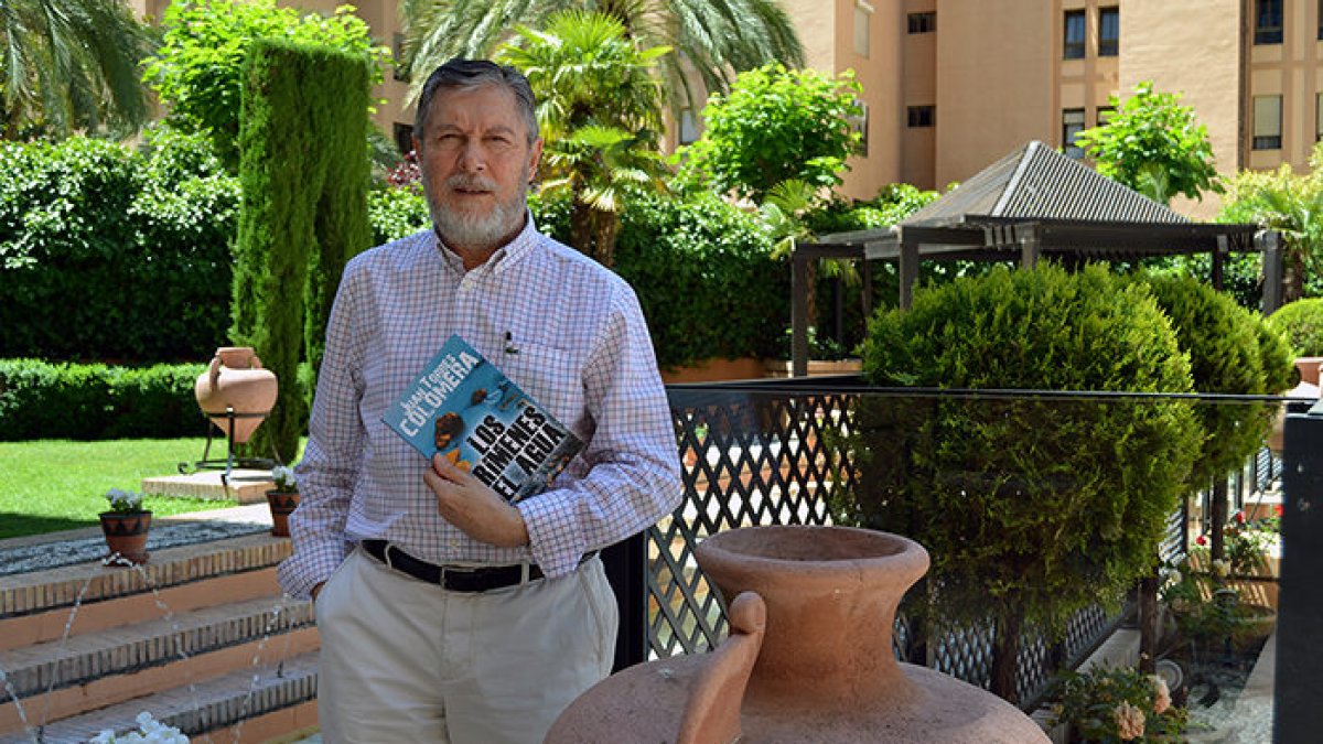 El periodista Juan Torres Colomera sosteniendo su segunda novela.